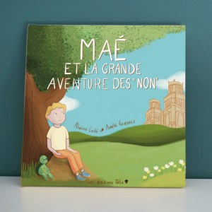 Image d'une couverture de livre cartonné avec un enfant et sa peluche tortue tétö sous un grand chaine qui regarde au loin la cathédrale d'Orléans